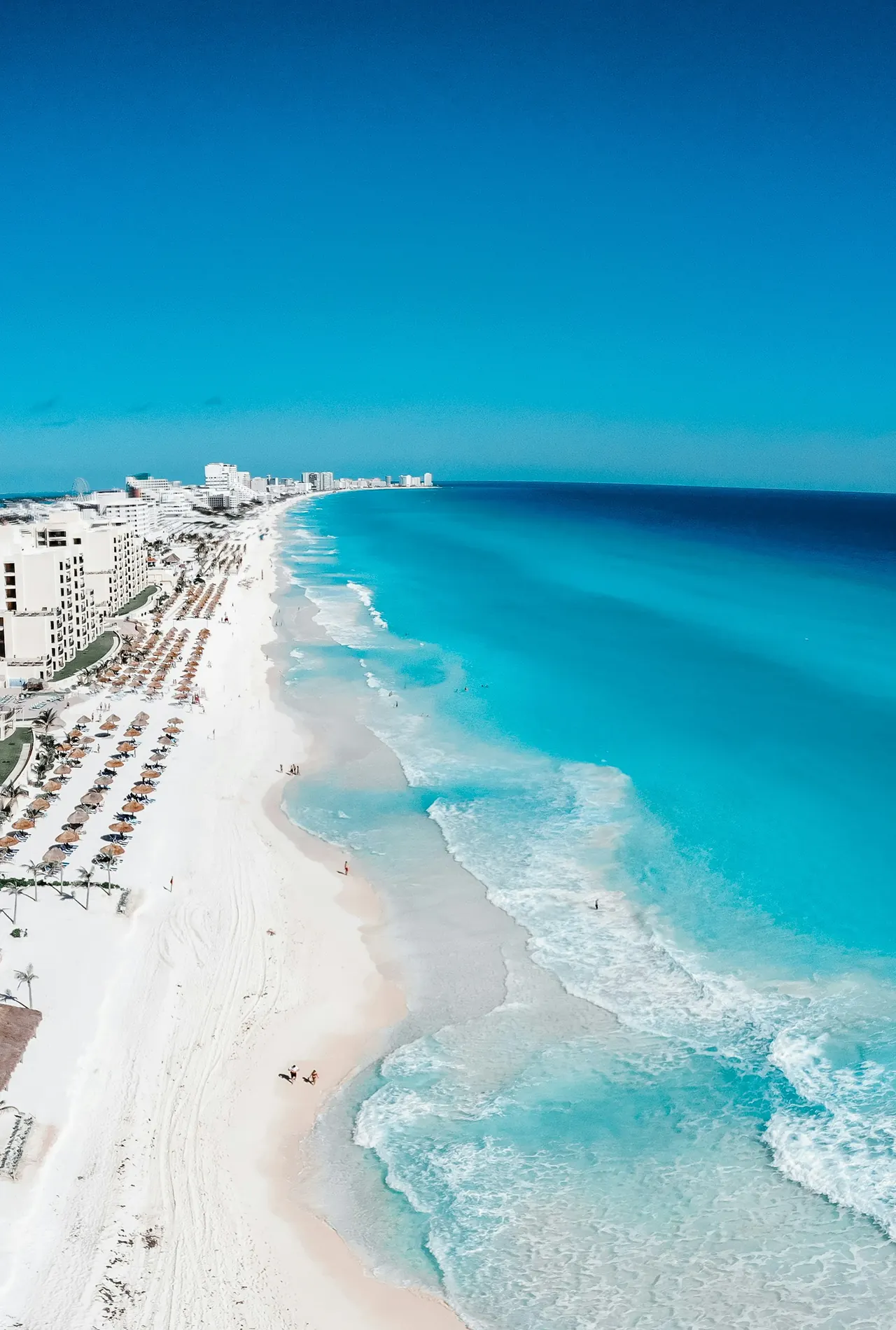 Cancún hotel zone on the Caribbean, where Dr. Lomelí's primary hospital is located