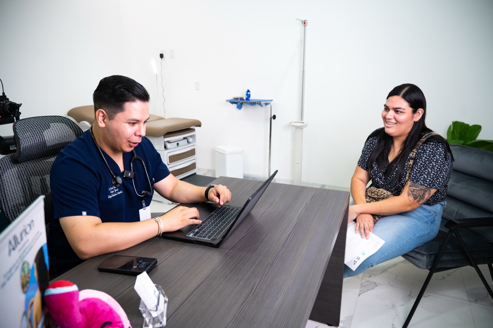 El Dr. David Lomelí Reyes en consulta de seguimiento con una paciente en su consultorio de Cancún