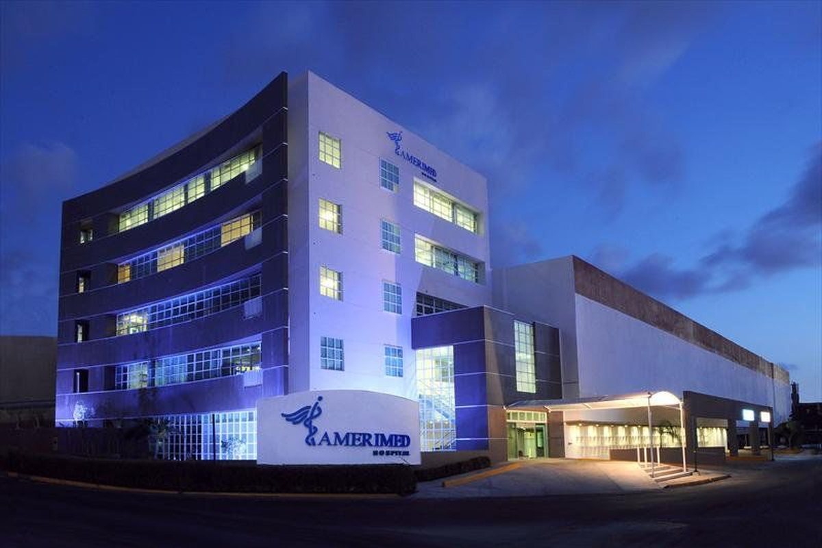 Hospital Amerimed Cancún, downtown — exterior at night