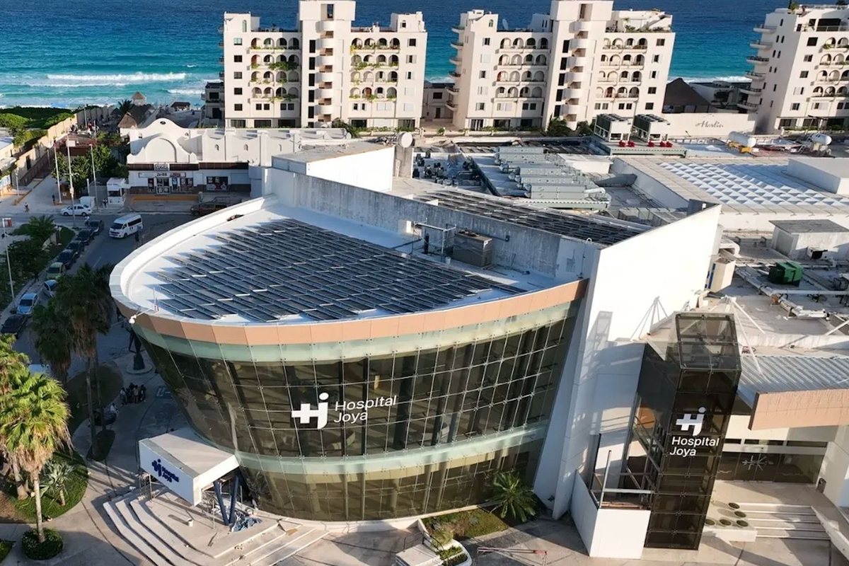 Hospital Joya Cancún, hotel zone — exterior view facing the Caribbean