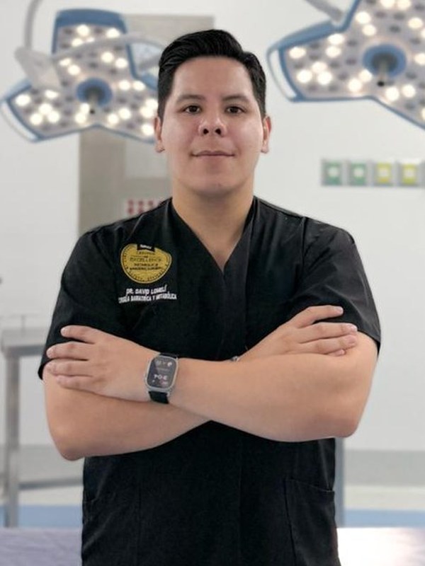 Dr. David Lomelí in the operating room, Cancún